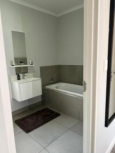 Koupelna v ubytování Sandton Grand 1-Bed at Middle