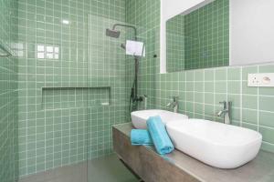 Koupelna v ubytování Villa Rishra - Piscine Privée & Rooftop Vue Mer + 20 fotografií