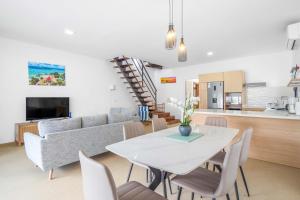 Kuchyň nebo kuchyňský kout v ubytování Villa Rishra - Piscine Privée & Rooftop Vue Mer