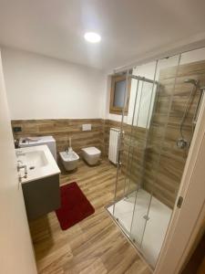 Un baño con ducha, lavabo e inodoro. en Residenza Colere Ski 2024, en Colere 31 fotos más