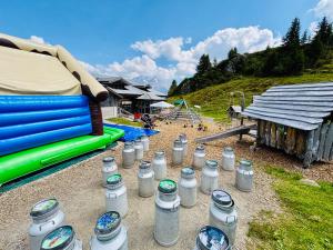 ein Haufen Flaschen, die auf dem Boden neben einem Spielplatz stehen in der Unterkunft Chaletwohnung Thilo in Lenk im Simmental