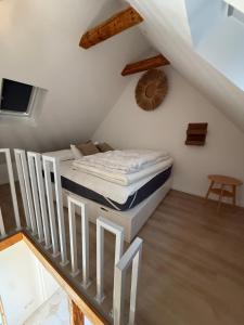 ノイシュタット・グレヴェにあるTiny Haus am Seeのベッドルーム1室(ベッド1台付)