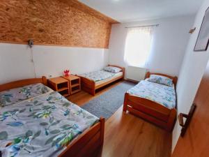 Postel nebo postele na pokoji v ubytování LUNA 2 dvoetažni apartman + 2 fotografie