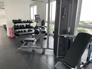 - une salle de sport avec tapis de course et poids dans l'établissement The Empire Tower Pattaya, à Jomtien Beach