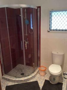 Ένα μπάνιο στο Secured Budget Flat Maui Kolomotu'a