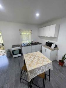 Η κουζίνα ή μικρή κουζίνα στο Secured Budget Flat Maui Kolomotu'a +2 φωτογραφίες