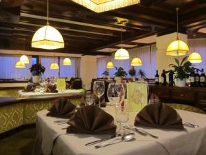 Restaurace v ubytování Hotel Corona + 37 fotografií