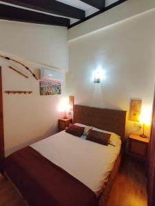 ein Schlafzimmer mit einem großen Bett und zwei Lampen in der Unterkunft Casa Rural Suite La Algara in El Ronquillo + 40 Fotos