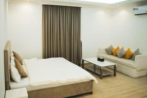 Gallery image of مزرعه غرفتين وخيمه تراثيه ومرافق العاب متنوعه in Adh Dhayd +14 photos