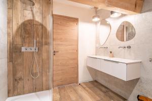 Koupelna v ubytování Mas Rose - Villeneuve-lès-Montréal + 29 fotografií