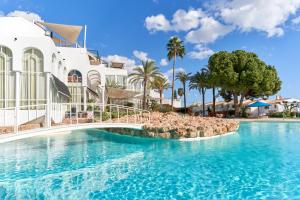 una piscina frente a un edificio en Apartamento Ella, en Nerja
