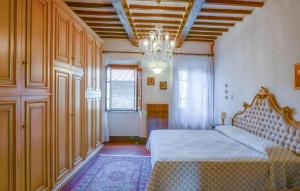 Postel nebo postele na pokoji v ubytování Nice Apartment In Massa E Cozzile With House A Panoramic View