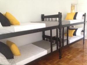 ein paar Etagenbetten in einem Zimmer in der Unterkunft Méier House in Rio de Janeiro