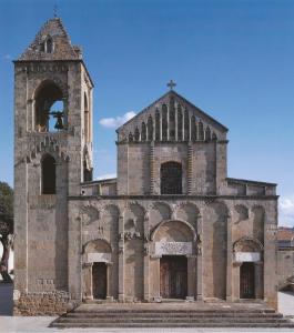 eine alte Kirche mit einem Turm und einem Kreuz darauf in der Unterkunft Casa Cera Arras in Dolianova + 2 Fotos