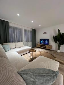 TV a/nebo společenská místnost v ubytování Ferienwohnung Allgäu Hideaway