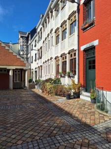 una strada acciottolata di fronte a un edificio di Charmant Duplex Historique au Cœur de Liège a Liegi