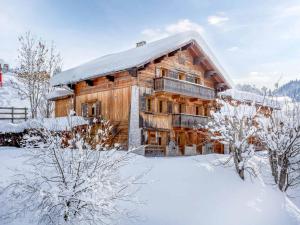 a log cabin in the snow with snow at Chalet 5★, 15 pers, pied des pistes, spa extérieur, 7 chambres - FR-1-304-308 in La Clusaz