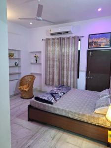Un dormitorio con una cama grande y una ventana. en Tara Home Stay, en Udaipur