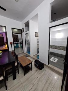 sala de estar con mesa y comedor con mesa en Tara Home Stay, en Udaipur