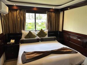 Una cama o camas en una habitación de الباخرة ريفر بوت نايل كروز 23 fotos más