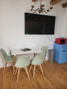a dining room with a white table and chairs at Ferienwohnung Siegglück in Mittelhof