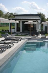 Bazén v ubytování Aeri Nature Concept nebo v jeho okolí