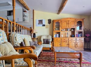 a living room with couches and a table at El Triskel de Chumbea, alojamiento excepcional con maravillosas vistas a 5km de Béjar in Navalmoral de Béjar