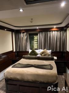 een slaapkamer met een groot bed in een boot bij الباخرة ريفر بوت نايل كروز in Caïro +27 foto's