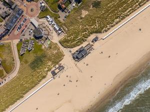 an overhead view of a beach and the ocean at Neptunus Appartementen in Bergen aan Zee