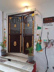 una entrada a un edificio con una puerta y plantas en Tara Home Stay, en Udaipur