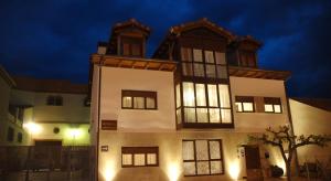 a large white building with windows at night at Casa Rural Rojanda in Elciego