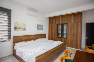Un dormitorio con una cama grande con sábanas blancas. en Central Girne Escape by HolidayKeys, en Kyrenia