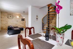 une salle à manger avec une table avec un vase de fleurs dans l'établissement Stone House Furlani, à Svetvinčenat