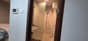 Ένα μπάνιο στο West Vista Cengkareng Apartment West Jakarta