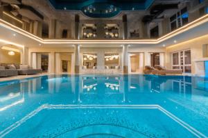 a large swimming pool in a hotel room with a large pool at Alter Meierhof Glücksburg in Glücksburg