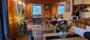 a restaurant with a table with flowers in a vase at Le Passe Montagne in Uvernet-Fours