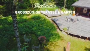 an overhead view of a backyard with a table and chairs at kuscheliges Waldhaus Kaminknistern in Oldendorf