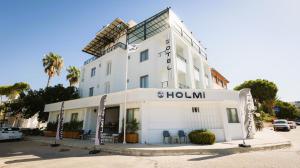 a white building with a sign that reads hollywood at Holmi Otel in Silifke