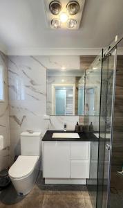 Un baño de Home with Valley and Mountain View