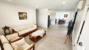 Un lugar para sentarse en Home with Valley and Mountain View