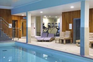 Una piscina con una sala con gimnasio. en Stylish 3-bed Lodge With Golf & Spa Access, en Hemborough Post