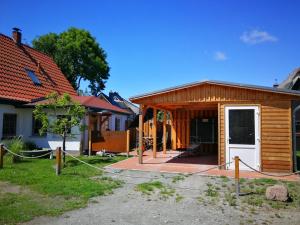 a house being constructed with a shed at Boddenkahn in Born