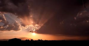een zonsondergang met de zon in de wolken bij LCB Apartments Braşov in Braşov