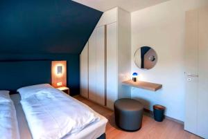 1 dormitorio con 1 cama grande y techo azul en Luxury Nordic Villa with Private Sauna, en Karmøy 27 fotos más