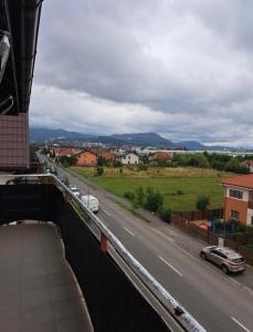 een uitzicht op een straat met auto's op de weg bij LCB Apartments Braşov in Braşov