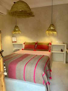 Postel nebo postele na pokoji v ubytování Dar Tiegezh