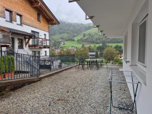 a balcony of a house with a table and chairs at Appartement Kitzsteinhorn -Summercard included in Kaprun