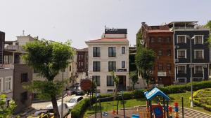 un parque infantil en medio de una ciudad con edificios en Pastel İstanbul, en Estambul