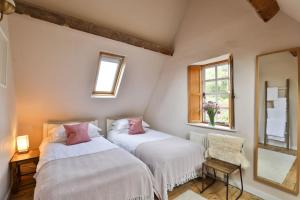 Voodi või voodid majutusasutuse Cotswold Stone Cottage - Garden Woodburner & Pub 5-Min Walk toas