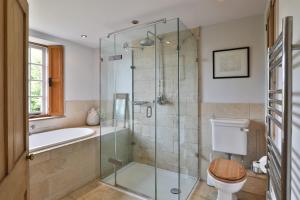 Vannituba majutusasutuses Cotswold Stone Cottage - Garden Woodburner & Pub 5-Min Walk +28 fotot